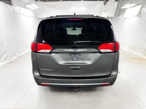 Used 2018 Chrysler Pacifica Touring-L Plus FWD image 4