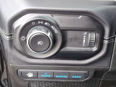 Used 2025 Jeep Wrangler Unlimited Sahara w/ Safety Group image 27