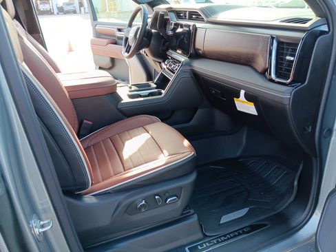 New 2026 GMC Sierra 2500 Denali Ultimate w/ LPO, Black Badging Package image 17