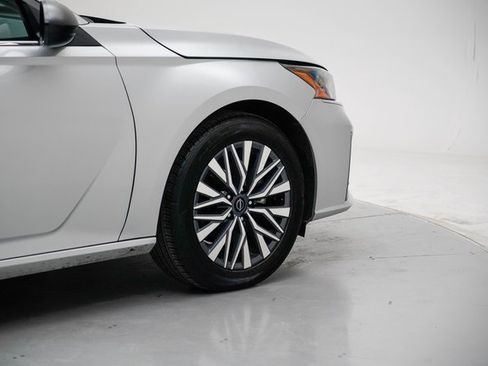 Used 2024 Nissan Altima 2.5 SV image 11