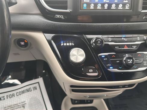 Used 2020 Chrysler Pacifica Touring-L FWD image 21