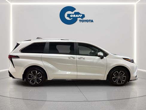 Used 2025 Toyota Sienna Platinum AWD/4WD image 6