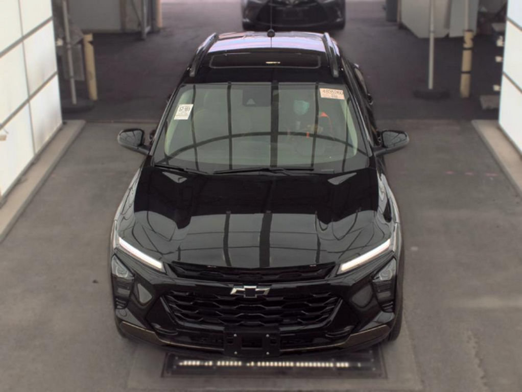 Used 2025 Chevrolet Trax ACTIV w/ Sunroof Package FWD image 2