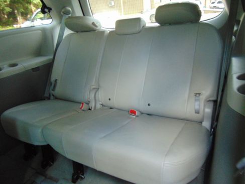 Used 2014 Toyota Sienna XLE w/ Entertainment Package FWD image 8