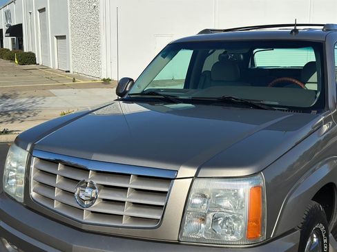 Used 2002 Cadillac Escalade EXT image 8
