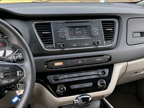 Used 2017 Kia Sedona LX image 6