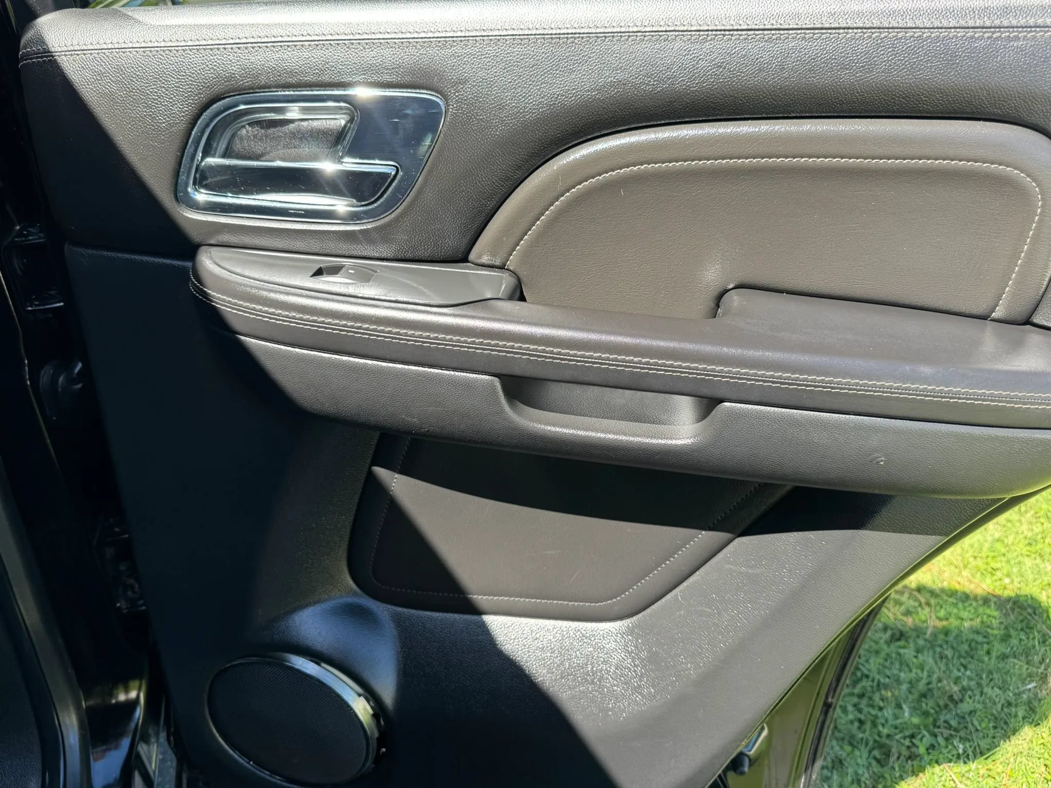 Used 2012 Cadillac Escalade Platinum RWD image 18