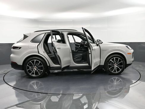 Certified 2026 Porsche Cayenne E-Hybrid AWD/4WD image 36