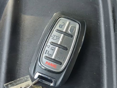 Used 2024 Chrysler Pacifica Touring image 28
