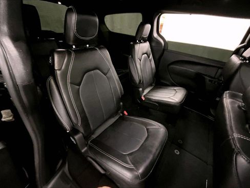 Used 2025 Chrysler Pacifica Select image 26