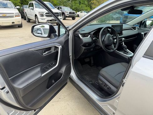 Used 2021 Toyota RAV4 XLE w/ Convenience Package FWD image 9