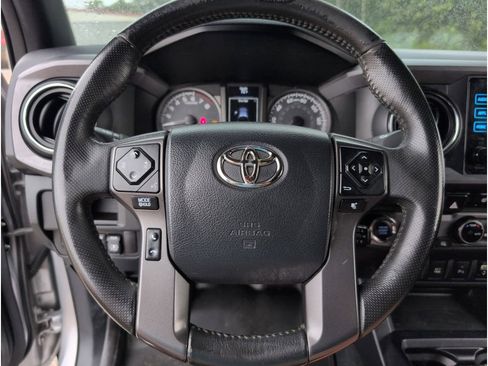 Used 2017 Toyota Tacoma TRD Off-Road image 21