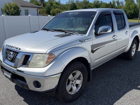 Used 2010 Nissan Frontier SE image 2