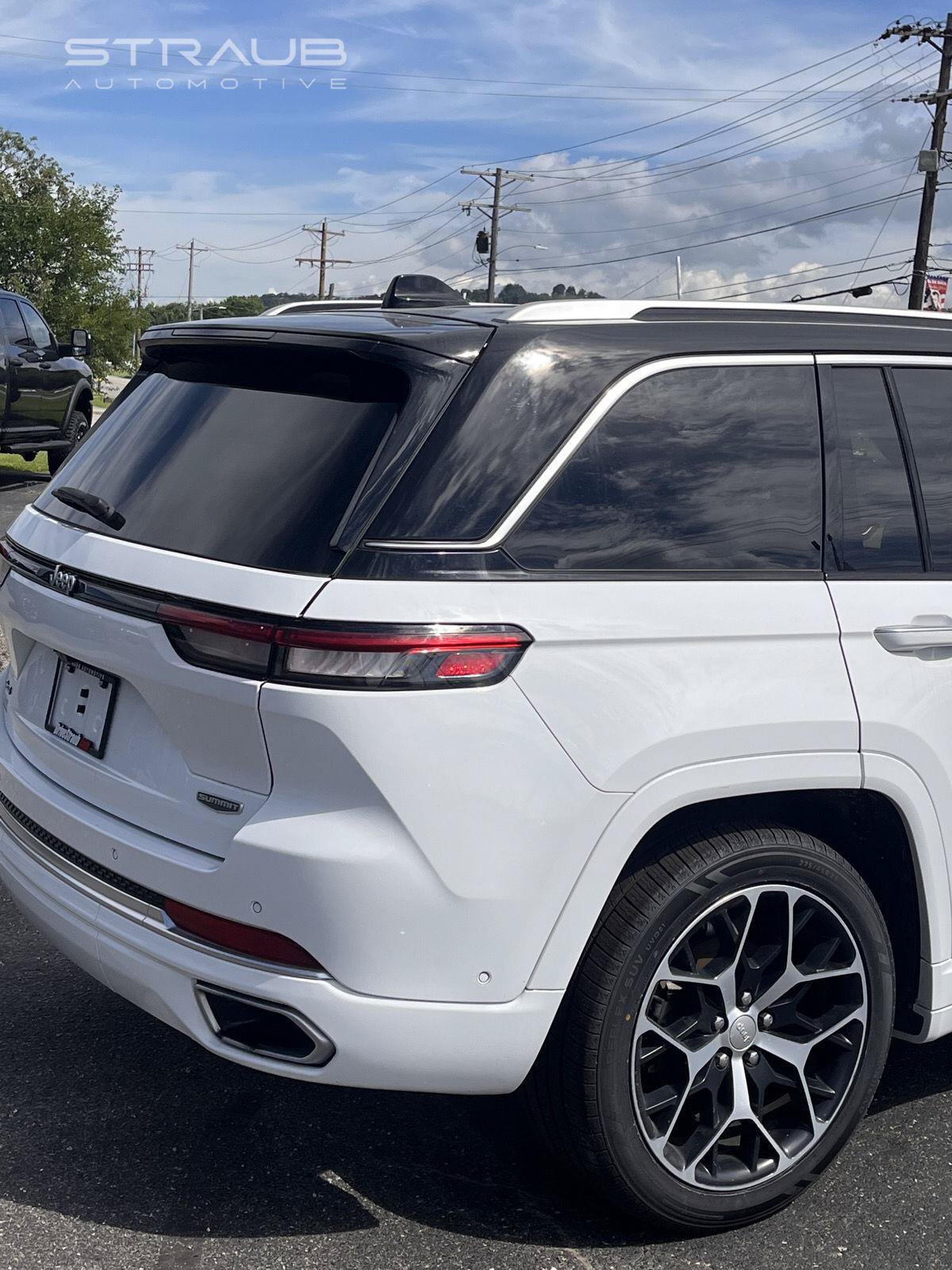 Used 2023 Jeep Grand Cherokee Summit AWD/4WD image 8