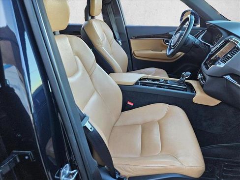 Used 2017 Volvo XC90 T6 Momentum w/ Vision Package image 25