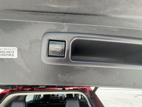 Used 2022 Toyota Highlander XLE FWD image 16