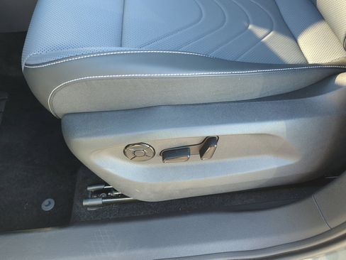 Certified 2025 Volkswagen Tiguan SE image 14