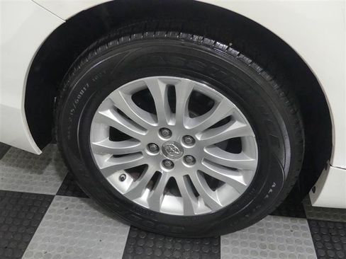 Used 2016 Toyota Sienna XLE w/ XLE Navigation Package FWD image 17