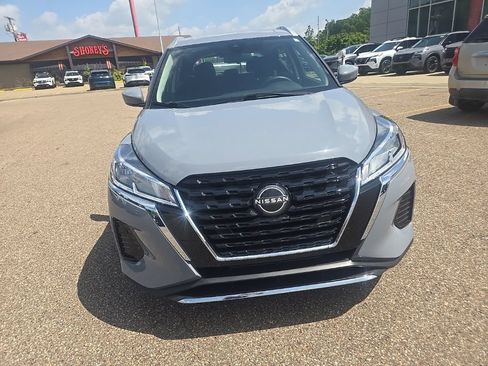Used 2023 Nissan Kicks SV FWD image 2
