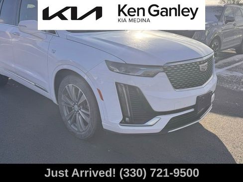Used 2022 Cadillac XT6 Premium Luxury image 3