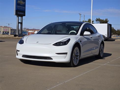 Used 2021 Tesla Model 3 Standard Range Plus image 3