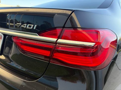 Used 2017 BMW 740i image 7