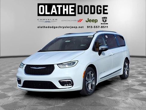 New 2026 Chrysler Pacifica Pinnacle image 1