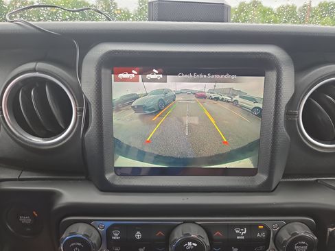 Used 2020 Jeep Wrangler Unlimited Sahara AWD/4WD image 15