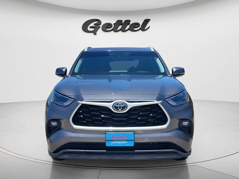 Used 2022 Toyota Highlander XLE AWD/4WD image 2