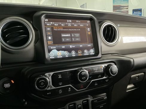 Used 2023 Jeep Gladiator Overland AWD/4WD image 19