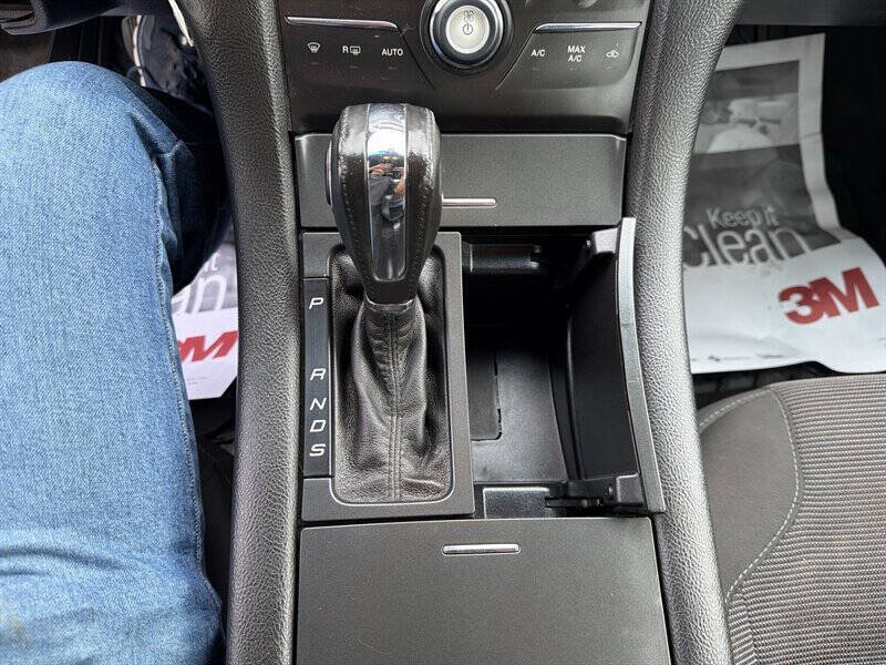 Used 2013 Ford Taurus SEL FWD image 21