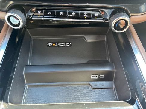 Used 2025 Chevrolet Tahoe High Country AWD/4WD image 35