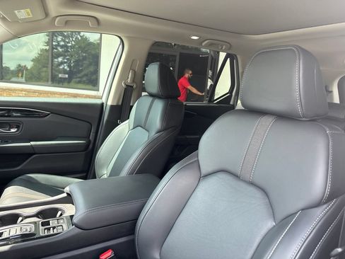 Used 2025 Honda Pilot Touring image 3