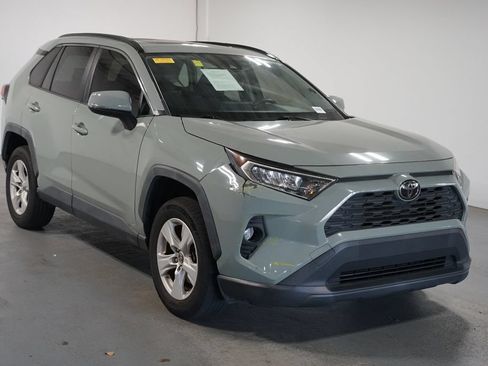Used 2019 Toyota RAV4 XLE w/ Convenience Package FWD image 3