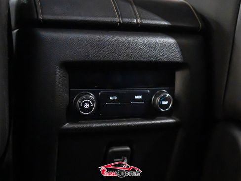 Used 2020 Chevrolet Traverse LT w/ Driver Confidence II Package image 23