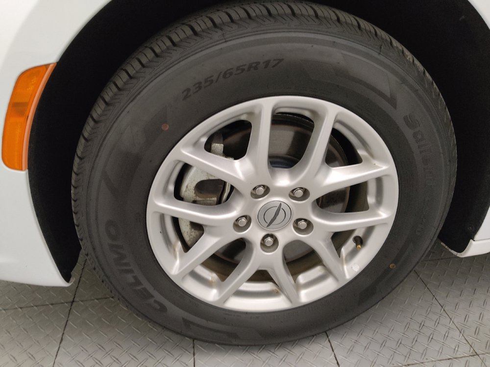 Used 2024 Chrysler Pacifica Touring-L FWD image 31