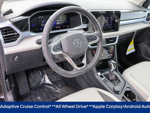 Certified 2025 Volkswagen Taos SE image 4