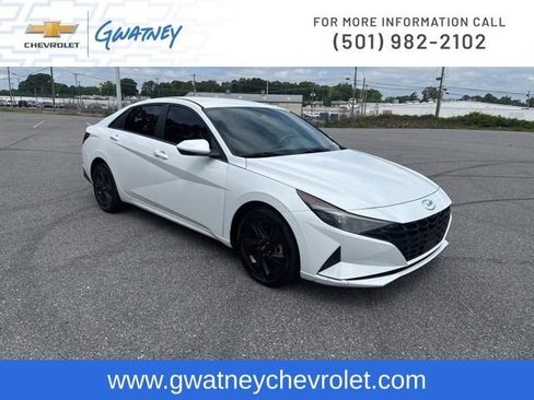 Used 2022 Hyundai Elantra SEL w/ Convenience Package FWD image 3