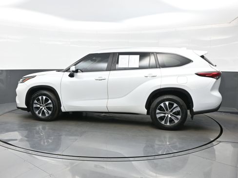Used 2023 Toyota Highlander XLE AWD/4WD image 3