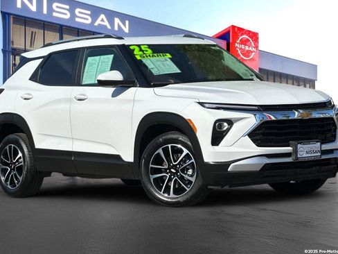 Used 2025 Chevrolet TrailBlazer LT AWD/4WD image 1