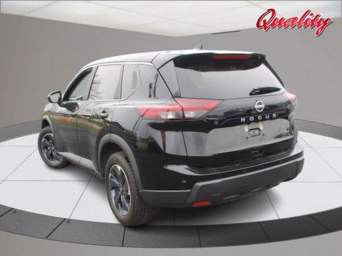 Used 2024 Nissan Rogue SV image 5