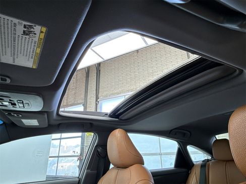 Used 2019 Toyota Avalon Limited image 40