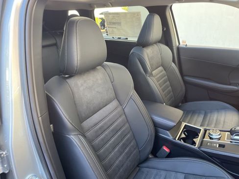 New 2025 Mitsubishi Outlander SE image 18