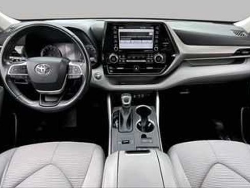 Used 2022 Toyota Highlander LE FWD image 21