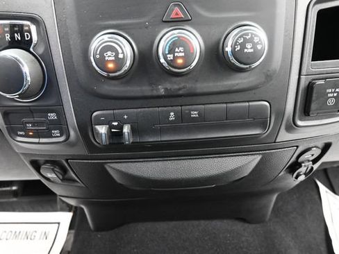 Used 2022 RAM 1500 4x4 Crew Cab Classic w/ Chrome Appearance Group image 15
