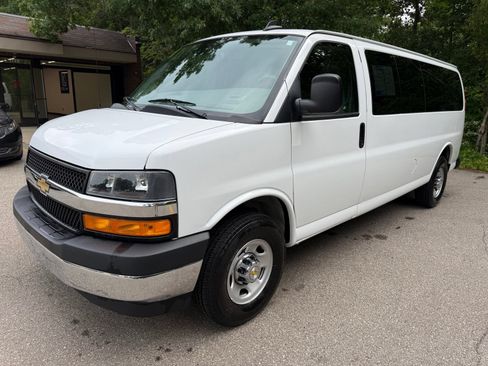 Used 2024 Chevrolet Express 3500 LT w/ LT Preferred Equipment Group RWD image 4