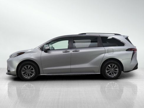 Used 2022 Toyota Sienna XLE image 2