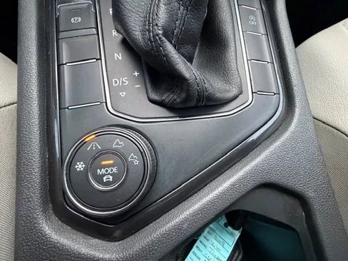 Used 2019 Volkswagen Tiguan SE w/ Panoramic Sunroof Package image 14