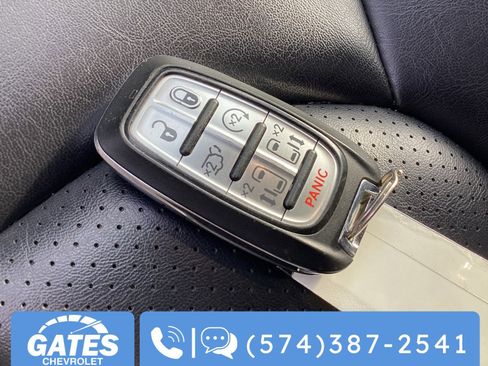Used 2023 Chrysler Pacifica Touring-L image 36