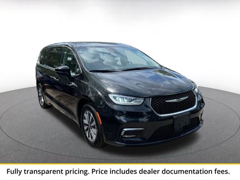 Used 2023 Chrysler Pacifica Touring-L FWD image 2